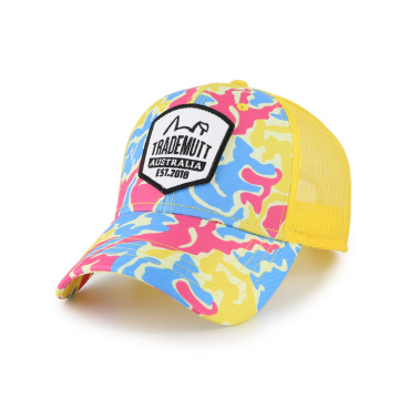 Casquette trucker imprimée colorée avec étiquette tissée